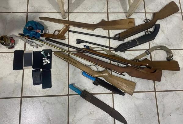  Celulares, espingardas e outros armamentos apreendidos em operação da Polícia Civil do Piauí na região de Esperantina.(Imagem:Reprodução/PCPI)