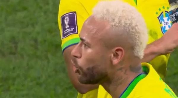 Neymar faz alerta para o time do Brasil no intervalo da prorrogação.(Imagem:Reprodução)
