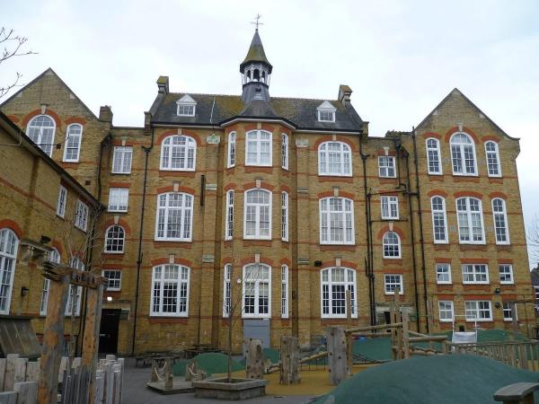 Escolas de ensino fundamental britânicas terão aulas obrigatórias contra a misoginia(Imagem:Reprodução)