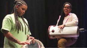 As percussionistas Larissa Umaytá (à esquerda) e Lisa Carvalho são personagens do curta 