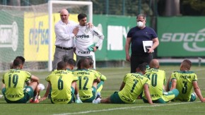 Maurício Galiotte e Abel Ferreira em conversa com o elenco do Palmeiras(Imagem:Cesar Greco / Ag. Palmeiras)