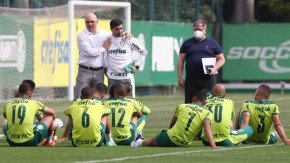 Maurício Galiotte e Abel Ferreira em conversa com o elenco do Palmeiras(Imagem:Cesar Greco / Ag. Palmeiras)