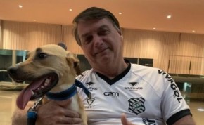 Bolsonaro posta foto ao lado de cão e diz: vacina obrigatória só no Faísca(Imagem:Reprodução)