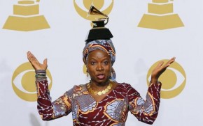 Angélique Kidjo no tapete vermelho do Grammy em 2015(Imagem:Reprodução)