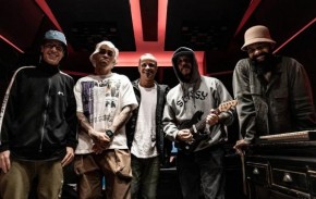 Seko Bass (à esquerda), Laudz, Roberto Barreto, Zegon e Russo Passapusso no estúdio na gravação do single 