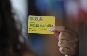 Apesar de o governo prometer zerar a fila de espera do novo Bolsa Família, o programa social não deverá ser suficiente para atender à população vulnerável em 2022.  Nos moldes divu(Imagem:Reprodução)