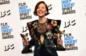 Diretora Maggie Gyllenhaal recebe o Spirit Award de melhor filme por 