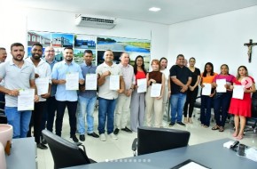 Prefeito Antônio Reis dá posse a 10 novos servidores em solenidade oficial.(Imagem:Reprodução/Instagram)