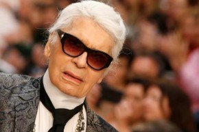 Karl Lagerfeld durante apresentação da coleção feminina primavera/verão 2018 da Chanel, em Paris(Imagem:Reprodução)