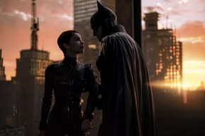 Zoë Kravitz e Robert Pattinson em cena de Batman(Imagem:Divulgação)