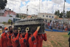 Corpo de Paulinha Abelha é sepultado sob forte comoção em Sergipe(Imagem:Divulgação)