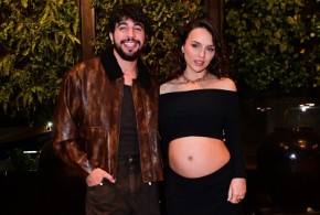 Grávida, Rafa Kalimann deixa barriga de fora e beija muito Nattan antes de show(Imagem:Reprodução)