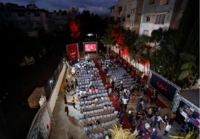 Palestinos assistem à 6ª edição do Red Carpet Film Festival, em um teatro recém-reformado na Cidade de Gaza, em 13 de outubro de 2022(Imagem:Reprodução)