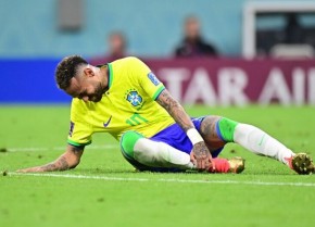 Neymar e Danilo não jogam mais pela Seleção na 1ª fase da Copa do Mundo(Imagem:Reprodução)