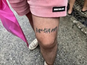 Lucas Braga mostra tatuagem em homenagem à cantora Lady Gaga e ao álbum Born This Way.(Imagem:Vinícius Lisboa/Agência Brasil)