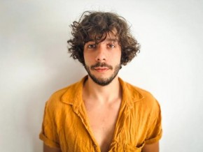 Ator Vitor Novello se lança como cantor com a edição em maio do álbum autoral 