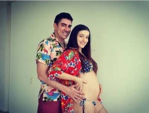 Marcelo Adnet e mulher posam 