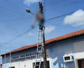 Homem morre eletrocutado em poste de energia durante trabalho em Sigefredo Pacheco, no Piauí(Imagem:Reprodução)