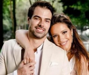 Um ano após ficar noiva, Renata Dominguez, 41, se casou com o empresário Leandro Gléria neste sábado (20) em São Paulo. A cerimônia aconteceu no Iate Club de Santos, um casarão de(Imagem:Reprodução)