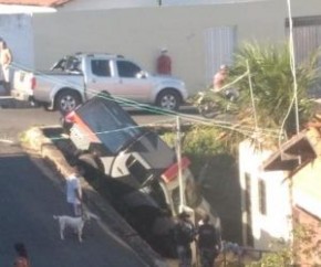 Uma viatura da Polícia Militar do Piauí sofreu um acidente na tarde desta sexta-feira (23) no bairro Água Mineral, na Zona Norte de Teresina.  A Companhia Independente de Policiame(Imagem:Reprodução)