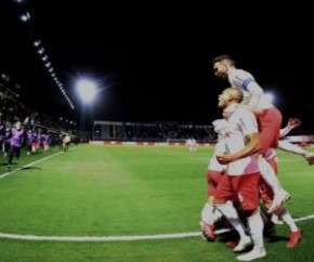 A partida contou com a presença de público após autorização das autoridades locais.  Os times voltam a se enfrentar na próxima quarta-feira, desta vez no estádio Defensores Del Cha(Imagem:Reprodução)