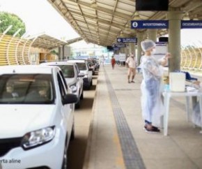 As pessoas que possuem 52 e 53 anos da população em geral receberão a primeira dose da vacina contra a Covid-19 nesta segunda-feira em dez postos de drive-thru em Teresina. A ampli(Imagem:Reprodução)