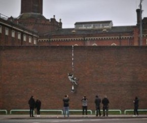 Banksy divulgou nesta quinta-feira (4) um vídeo que mostra a produção de um grafite no muro do presídio HM Reading, no sul da Inglaterra.  O local havia virado atração turística me(Imagem:Reprodução)