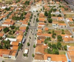 Em Patos do Piauí, agentes de vigilância sanitária vão de casa em casa orientar e fiscalizar os moradores. Além disso, controlam a entrada da cidade com a ajuda da polícia militar(Imagem:Reprodução)