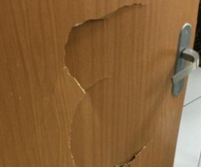 Vítima se trancou no banheiro, mas suspeito arrombou a porta.(Imagem:Arquivo Pessoal /Júnior Evangelista)