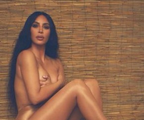 Kim Kardashian, 40, leva os negócios tão a sério que nem a conturbada separação de Kanye West consegue atrapalhar seu lado empreendedora. Prova disso é o clique ousado que a empres(Imagem:Reprodução)