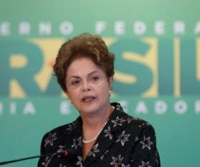 A assessoria de imprensa da ex-presidente Dilma Rousseff informou nesta terça, 25, que ela já está em sua residência, em Porto Alegre (RS), após exames realizados no Hospital Moinh(Imagem:Reprodução)