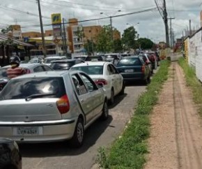 Os postos de vacinação drive-thru contra a Covid-19 registraram longas filas e tempo de espera ultrapassou mais de uma hora nesta sexta-feira (5), mesmo após a prorrogação do horár(Imagem:Reprodução)