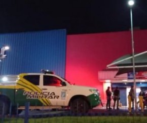 Homens armados realizaram um arrastão em um supermercado Avenida Presidente Kennedy, na zona Leste de Teresina. Pelo menos quatro homens participaram da ação na noite deste sábado(Imagem:Reprodução)