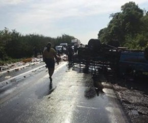 Caminhão baú tomba e espalha carga no canteiro central da BR-316 em THE(Imagem:Reprodução)