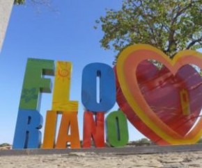 O letreiro de Floriano, um dos pontos turísticos do Cais, necessitou de reparos após sair de seu eixo por conta de danos de mau uso e fortes ventanias nos últimos dias.  O letreiro(Imagem:Reprodução)