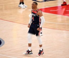 Westbrook agora ostenta 171 triplo-duplos de carreira, apenas 10 atrás do recorde de 181 de Oscar Robertson. O Hall da Fama, que estrelou no Cincinnati Royals e Milwaukee Bucks, já(Imagem:Reprodução)