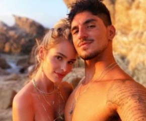Yasmin Brunet, 32, e Gabriel Medina, 27, se casaram durante uma viagem ao Havaí no fim do ano, de acordo com Léo Dias, colunista do portal Metrópole.  Sem valor legal no Brasil, a(Imagem:Reprodução)
