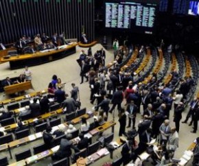 O Congresso Nacional rejeitou no final da noite desta segunda-feira, 27, o veto do presidente Jair Bolsonaro ao projeto de lei que permite a criação de federações partidárias. A de(Imagem:Reprodução)
