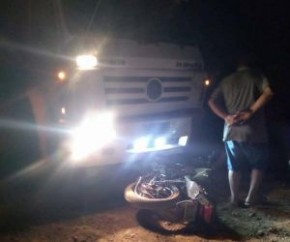 Um homem identificado como Silvestre Feliciano Marques, de 30 anos, morreu na noite de sábado (31) após um acidente envolvendo uma motocicleta e um caminhão na região da Cacimba Ve(Imagem:Reprodução)