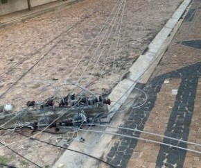 Um caminhão arrastou fios e derrubou três postes na manhã desta quarta-feira (6), na Rua José Patrício Franco, no bairro Recanto das Palmeiras, Zona Leste de Teresina. Os moradores(Imagem:Reprodução)