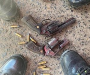 Duas armas de fogo foram recuperadas na ação que prendeu a quadrilha(Imagem:Divulgação/PM)