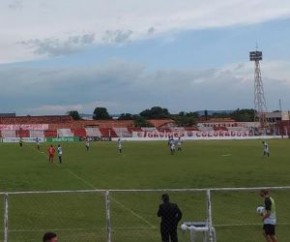 Flávio Araújo prepara as substituições no time de piripiri e coloca em campo ítalo Pica-Pau e Diguinho, jogadores de características mais ofensivas. E aos 48 minutos o esforço com(Imagem:Reprodução)