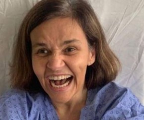A atriz Claudia Rodrigues, 50, compartilhou nesta terça-feira (6) um vídeo nas redes sociais dizendo que está internada em um hospital, em Curitiba, após sentir dores no corpo e te(Imagem:Reprodução)