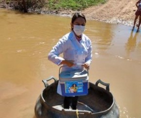 Um vídeo divulgado nas redes sociais mostra a técnica em enfermagem Jandira Pinheiro atravessar o Rio Canindé, em Oeiras, em uma cocheira de pneu para levar doses da vacina contra(Imagem:Reprodução)