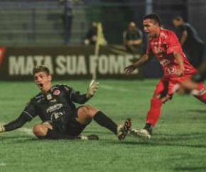 O camisa 1 do 4 de Julho, Jailson Kardoso, testou positivo para Covid-19 nesta segunda-feira (19). O jogador esteve em campo neste domingo (18) como titular no jogo entre Fluminens(Imagem:Reprodução)