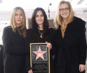 Courteney Cox ganha estrela na Calçada da Fama e é homenageada pelas amigas Jennifer Aniston e Lisa(Imagem:Reprodução)