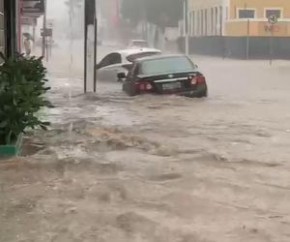 Carros ficam ilhados em Floriano durante forte chuva(Imagem:Reprodução)