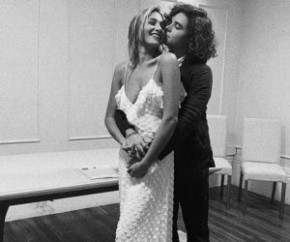 Sasha Meneghel, 22, anunciou nesta sexta (14) que se casou com João Figueiredo. Em foto publicada no Instagram, ela aparece ao lado do marido, usando vestido e tênis All Star.  