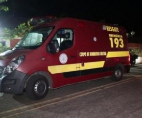 Uma mulher, não identificada, ficou presa às ferragens após o carro em que estava tombar, na noite desse sábado (23), na Avenida João XXIII, Zona Leste de Teresina. Os três ocupant(Imagem:Reprodução)