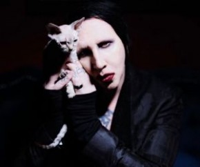 Policiais foram a casa de Marilyn Manson, 52, após um amigo realizar uma ligação alegando que não conseguiu contatar o cantor por horas. Segundo informações do site TMZ, as autorid(Imagem:Reprodução)